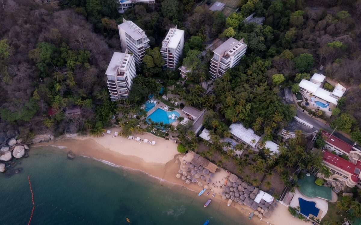 Família aproveitando piscina e praia no hotel com piscina e praia Capão da Canoa, ao entardecer