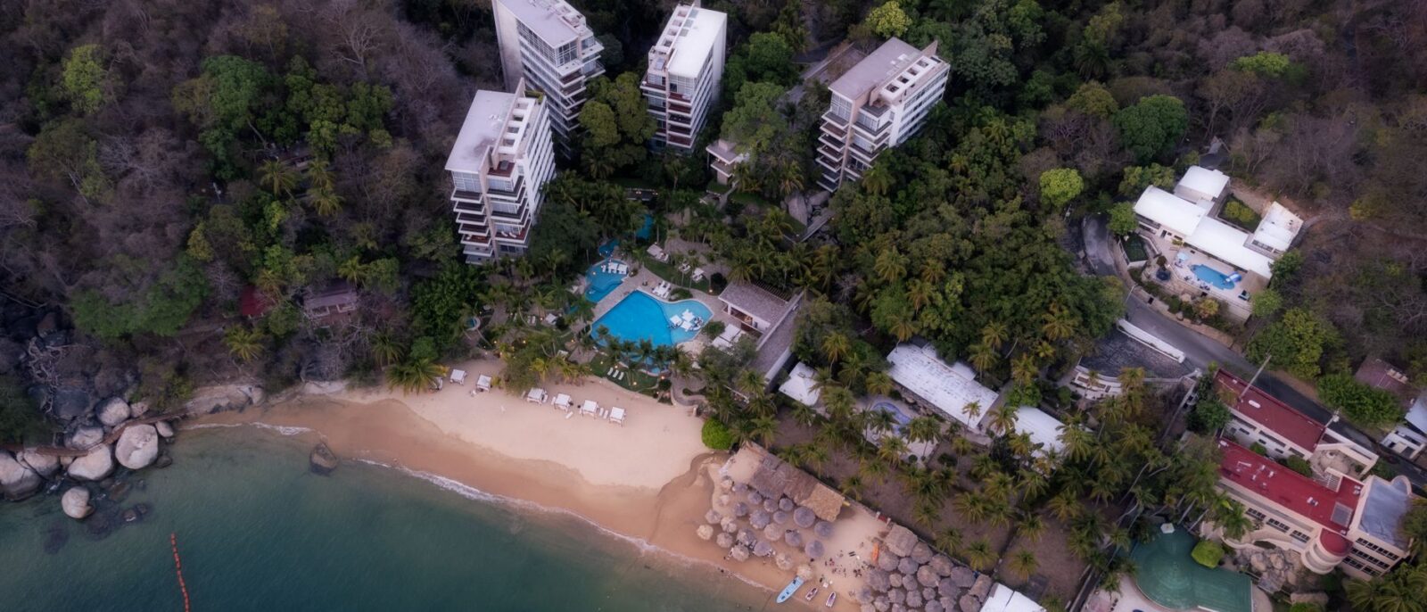 Família aproveitando piscina e praia no hotel com piscina e praia Capão da Canoa, ao entardecer