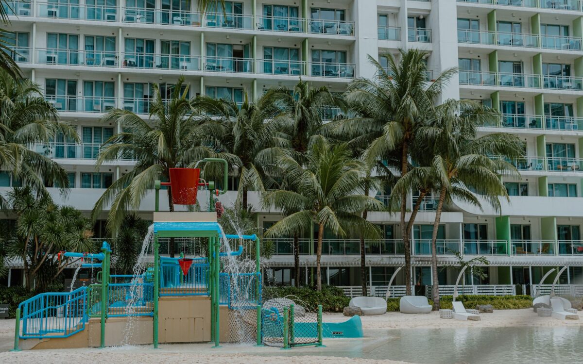 Hotel com piscina infantil supervisionada, área de spa e mar ao fundo em Capão da Canoa para hospedagem em família