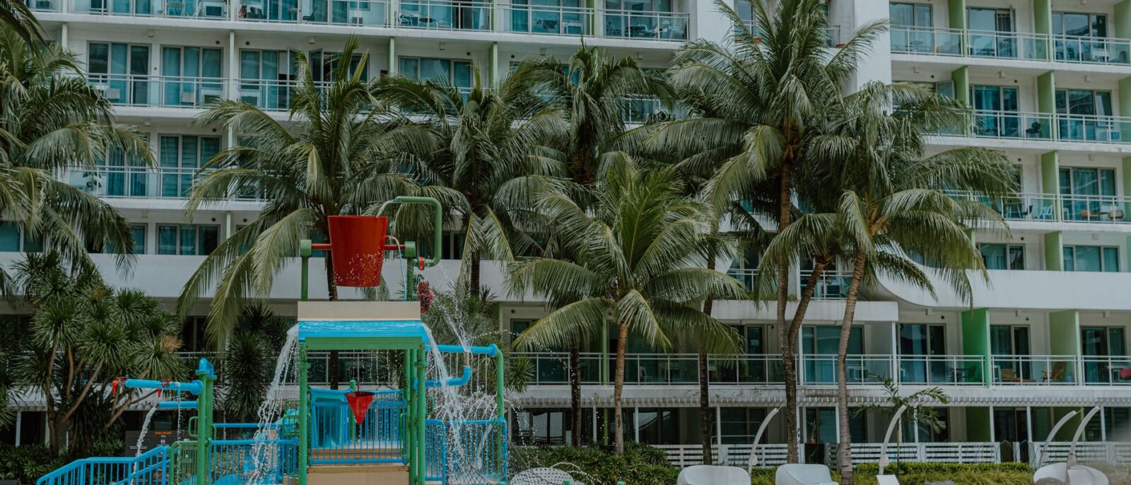 Hotel com piscina infantil supervisionada, área de spa e mar ao fundo em Capão da Canoa para hospedagem em família