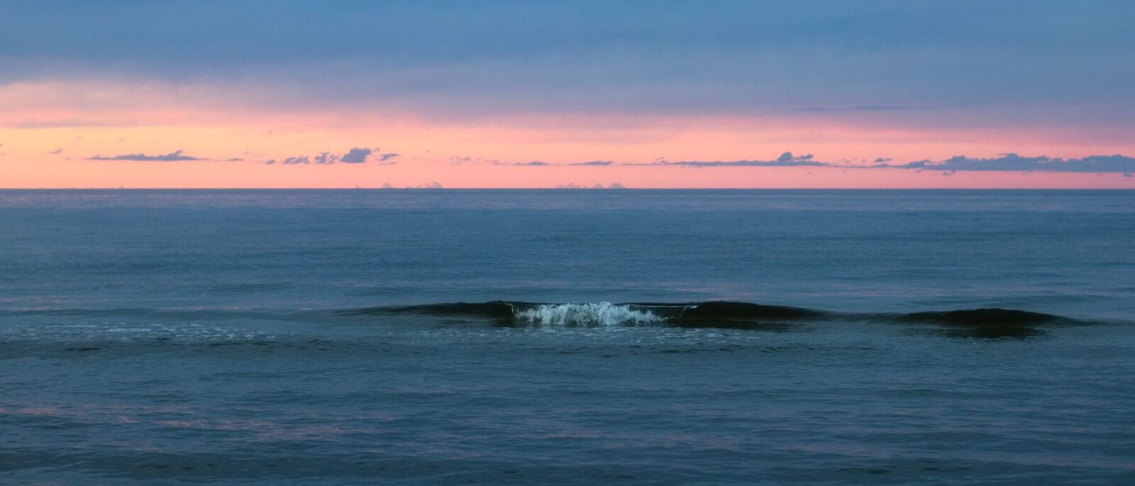 Pôr do sol em Capão da Canoa com ondas tranquilas, cenário ideal para desconexão digital e bem-estar à beira-mar